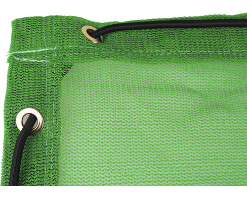 Detaljbild av ett grönt skyddsnät med öljetter och resår för fastsättning.