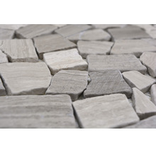Närbild av mosaikplattor i natursten