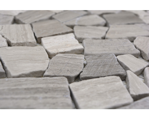 Närbild av mosaikplattor i natursten