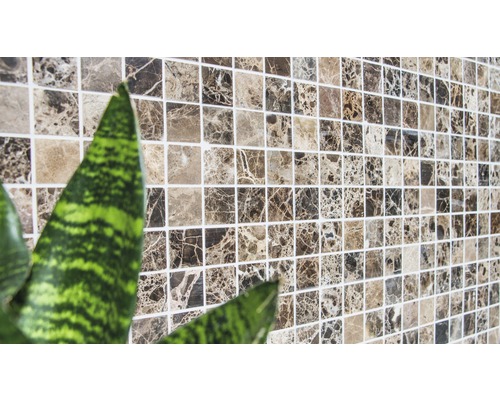 Mosaikplatta med stenmönster som väggbeklädnad