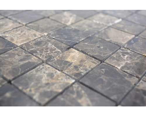 Närbild av fyrkantiga mosaikplattor av natursten