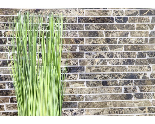 Dekorativa strån framför en vägg med stenutseende