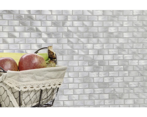 Väggplattor med stenutseende och korg med äpplen