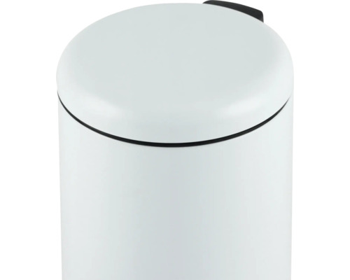 Detaljvy av ett runt, vitt lock till en pedalhink