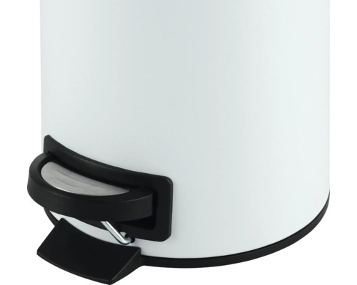 Närbild av en vit soptunna med pedal.