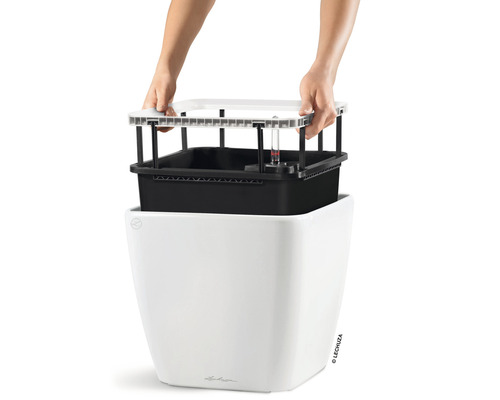 Blomkruka med bevattningssystem och vattennivåindikator