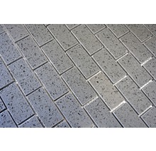 Grå mosaikplattor i tegelliknande utseende