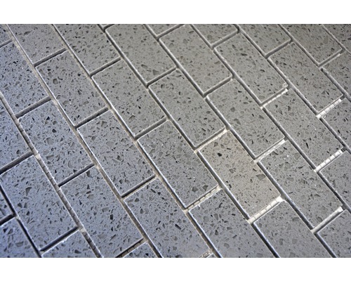 Grå mosaikplattor i tegelliknande utseende