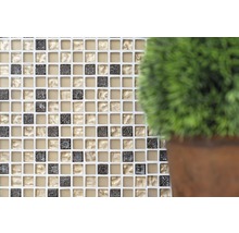 Kakelvägg med mosaik, kvadratiska plattor och krukväxt