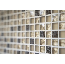 Närbild av fyrkantiga mosaikplattor för inomhusbruk