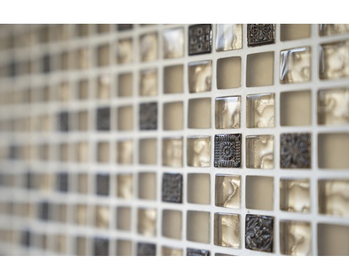 Närbild av fyrkantiga mosaikplattor för inomhusbruk