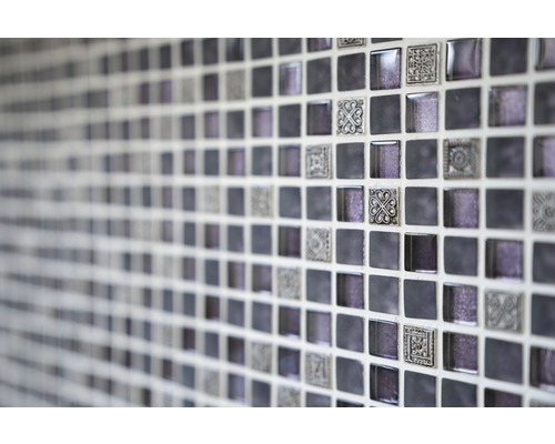 Mosaikplattor med kvadratiska mönster på en vägg