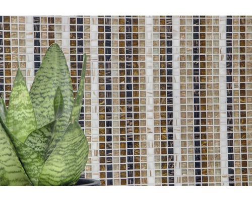 Mosaikplattvägg med växtaccent