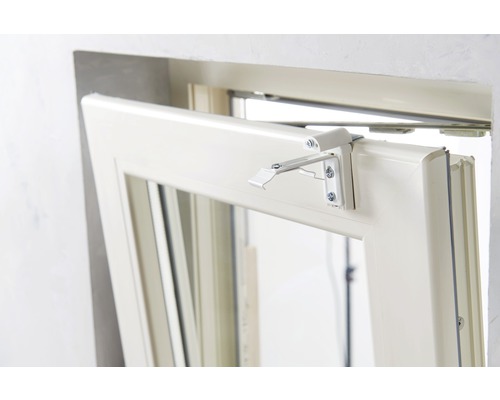 Detaljvy av ett öppet fönster med beslag