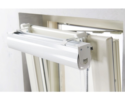 Fönsterjalusier med kedjedrag i fönsterramen