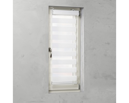 Fönster med halvöppen, transparent dubbel rullgardin för fönsterdekoration