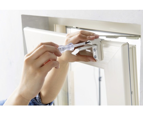 Fönstret monteras med en skruvmejsel