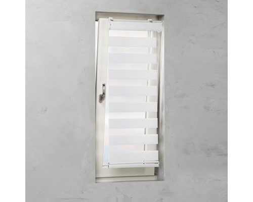 Vit dubbel rullgardin på fönstret