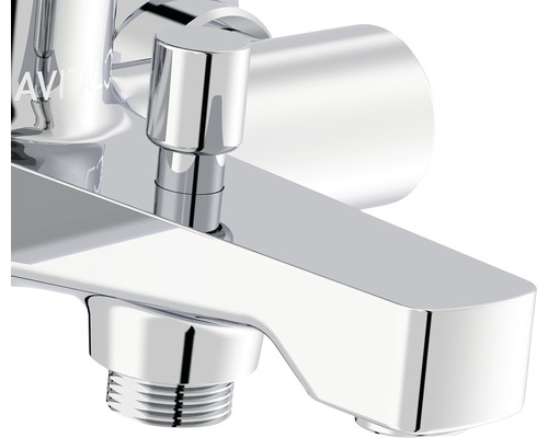 Närbild av en förkromad blandare för ett handfat