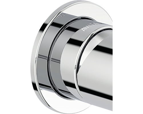 Detaljvy av ett runt vattenkranhandtag i metall