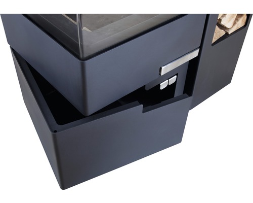 Detaljvy av en kamin med vedfack och låda