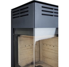 Detaljvy av en kamin med visningsfönster och invändig beklädnad