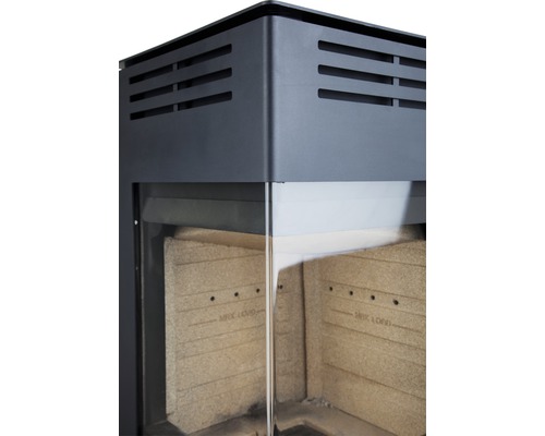 Detaljvy av en kamin med visningsfönster och invändig beklädnad