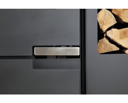 Detaljvy av en eldstad med vedfack och metallhandtag