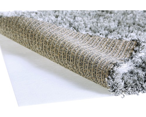 Grå matta med fleecebaksida som rullas ut