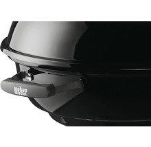 Detaljvy av en svart klotgrill med Weber-logotyp på handtaget.