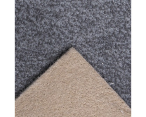 Närbild av en grå heltäckningsmatta med en beige baksida