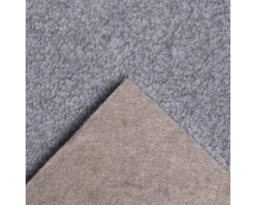 Närbild av en grå heltäckningsmatta med textilbaksida