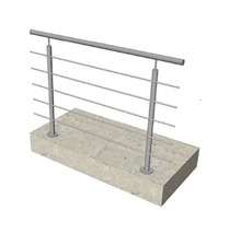 Räcke i rostfritt stål på betongfot