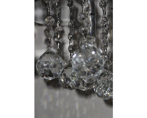 Närbild av kristallhängen från en lampa