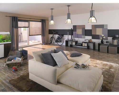 Vardagsrum med soffa, fönster, rullgardiner, gardiner och belysning