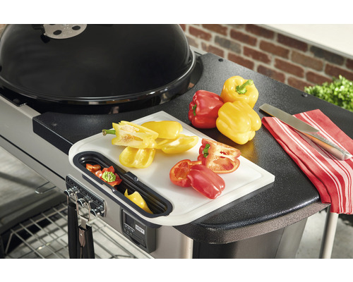 Weber grill med skärbräda och paprika