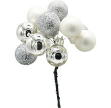 Dekorativa julgranskulor med vita och silverfärgade kulor