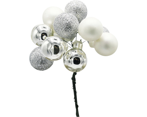 Dekorativa julgranskulor med vita och silverfärgade kulor