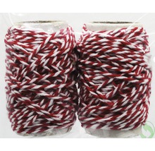 Två rullar rödvit dekorationsband