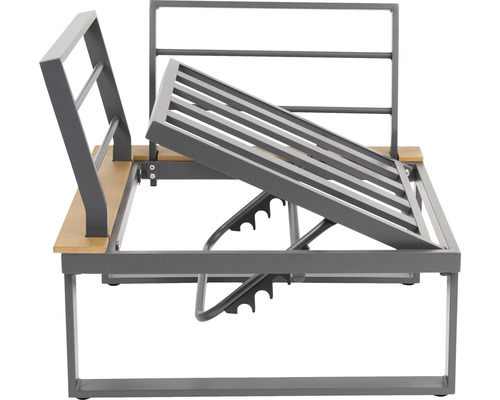 Grå metallram med träribbor för en trädgårdsbänk med justerbart ryggstöd.