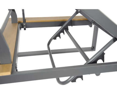 Detaljvy av underkonstruktionen av en trädgårdsmöbelgrupp av metall och trä.