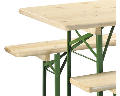 Detaljvy av ett partytältbord med gröna metallben och bordsskiva samt bänkar av trä