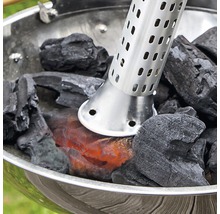 Grilltändare med glödande träkolsbriketter i en kolgrill