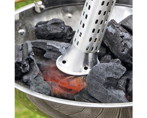 Grilltändare med glödande träkolsbriketter i en kolgrill