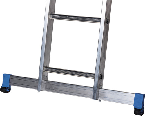 Detaljvy av en aluminiumstege med bred bas och blå plastfötter för ett säkert grepp