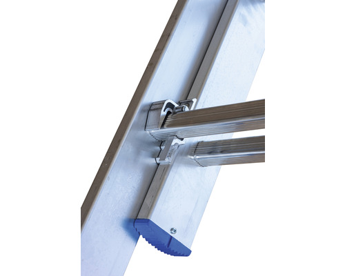 Detalj av en aluminiumstege med blå fötter för stabilitet