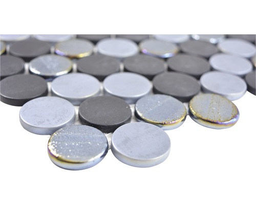 Mosaikplatta med runda stenar i olika gråtoner