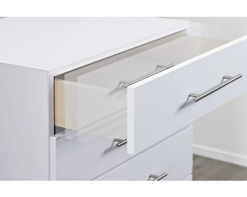 Byrå med lådor och silverfärgade handtag