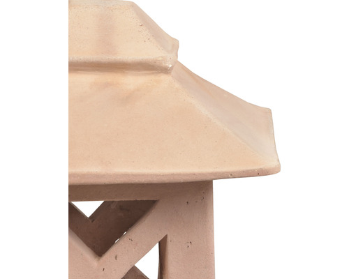 Detaljbild av en trädgårdslampa i terrakotta