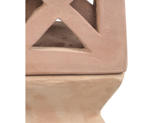 Detaljvy av en trädgårdslampa i terrakotta med geometriskt mönster